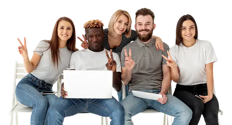 Een groep jonge vrienden die samen achter een laptop zitten, glimlachend en poseren, als symbool voor teamwork, online activiteit en sociale verbondenheid